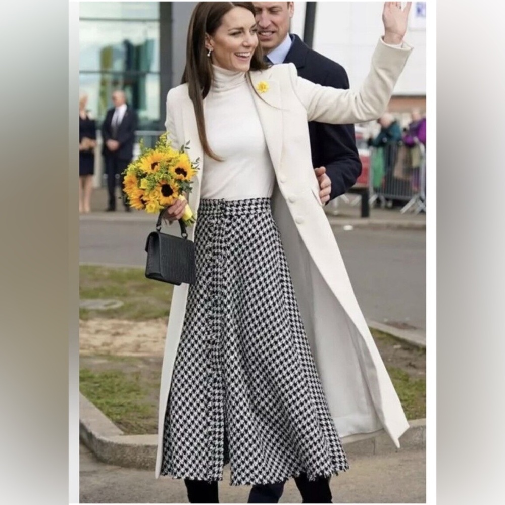 Zara Black and White Maxi A-Line Skirt
AS SEEN ON KATE MIDDLETON